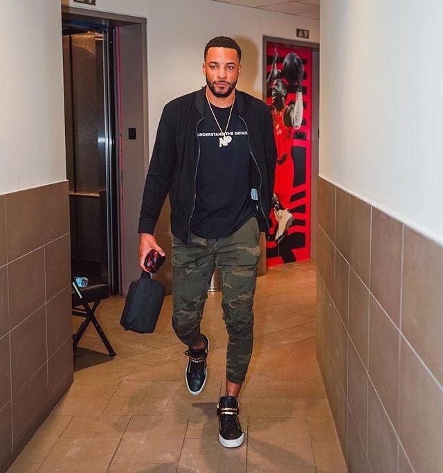 上海女排全锦赛夺冠 山东女排遗憾失利（上海女排捧得全锦赛冠军 山东女排抱憾落败）