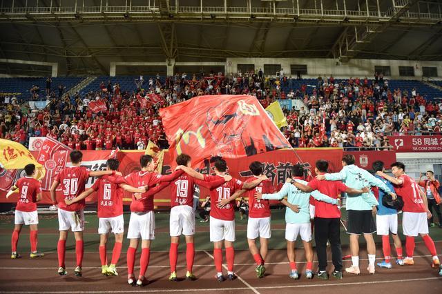 掘金约基奇豪取三双助球队连胜（约基奇揽三双，掘金续写连胜）