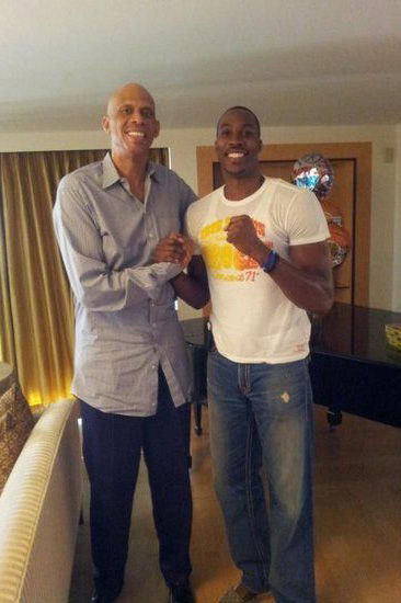 山东淘汰青岛！克里斯轰28分，高诗岩杀死比赛，谢智杰防守极佳！（山东淘汰青岛晋级！克里斯砍28分，高诗岩关键一击锁定胜局，谢智杰防守抢眼）