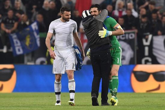 拉菲尼亚，备受关注，但他的信息很明确：“只有巴萨”