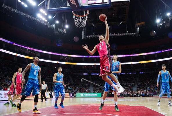 中超赛季刚落幕，武汉三镇却遭遇重磅打击，明年保级形势堪忧（中超谢幕之时，武汉三镇遭重创，来季保级前景不容乐观）