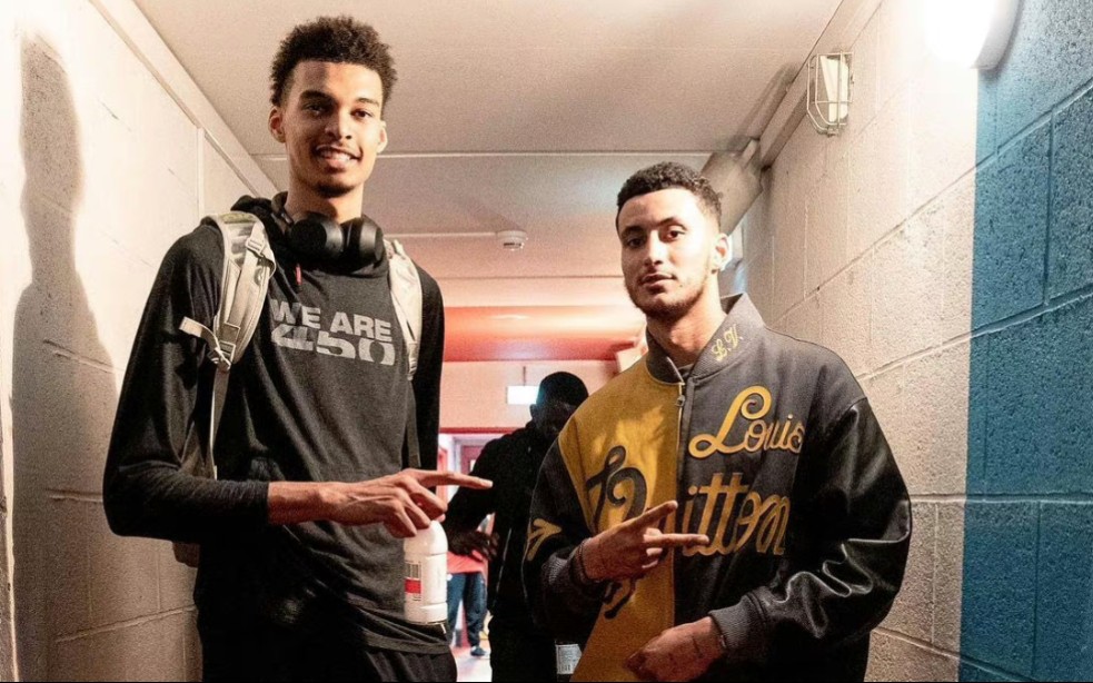 莫雷托：皇马依旧信任阿隆索，并且将在六月份签下一名中后卫（莫雷托：皇马对阿隆索信心不变，计划六月引进一位中后卫）