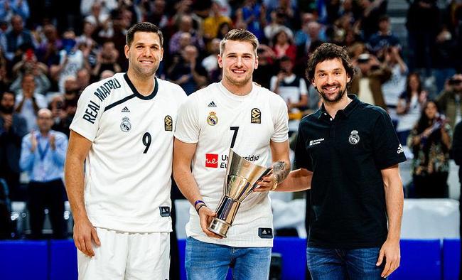 前锋关键进球锁定胜局（前锋破门奠定胜局）