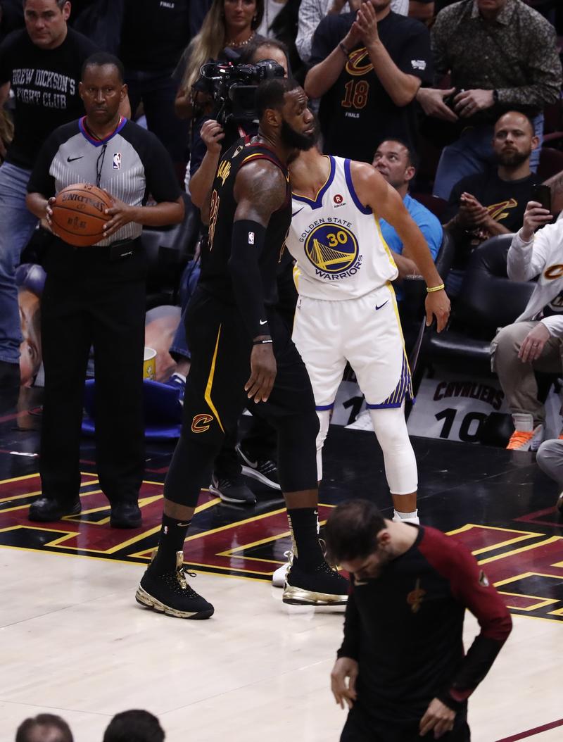 广东对抗训练！萨姆纳暴扣，王少杰好使，崔永熙未现身5v5！（广东队内对抗赛：萨姆纳上演暴扣，王少杰表现出色，崔永熙未参加5v5）