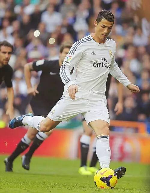 科贝尔谈小贝林染红：我该传一个更好的球避免他犯规 会承担责任（科贝尔谈小贝林红牌：我本应传得更好避免犯规，责任在我）