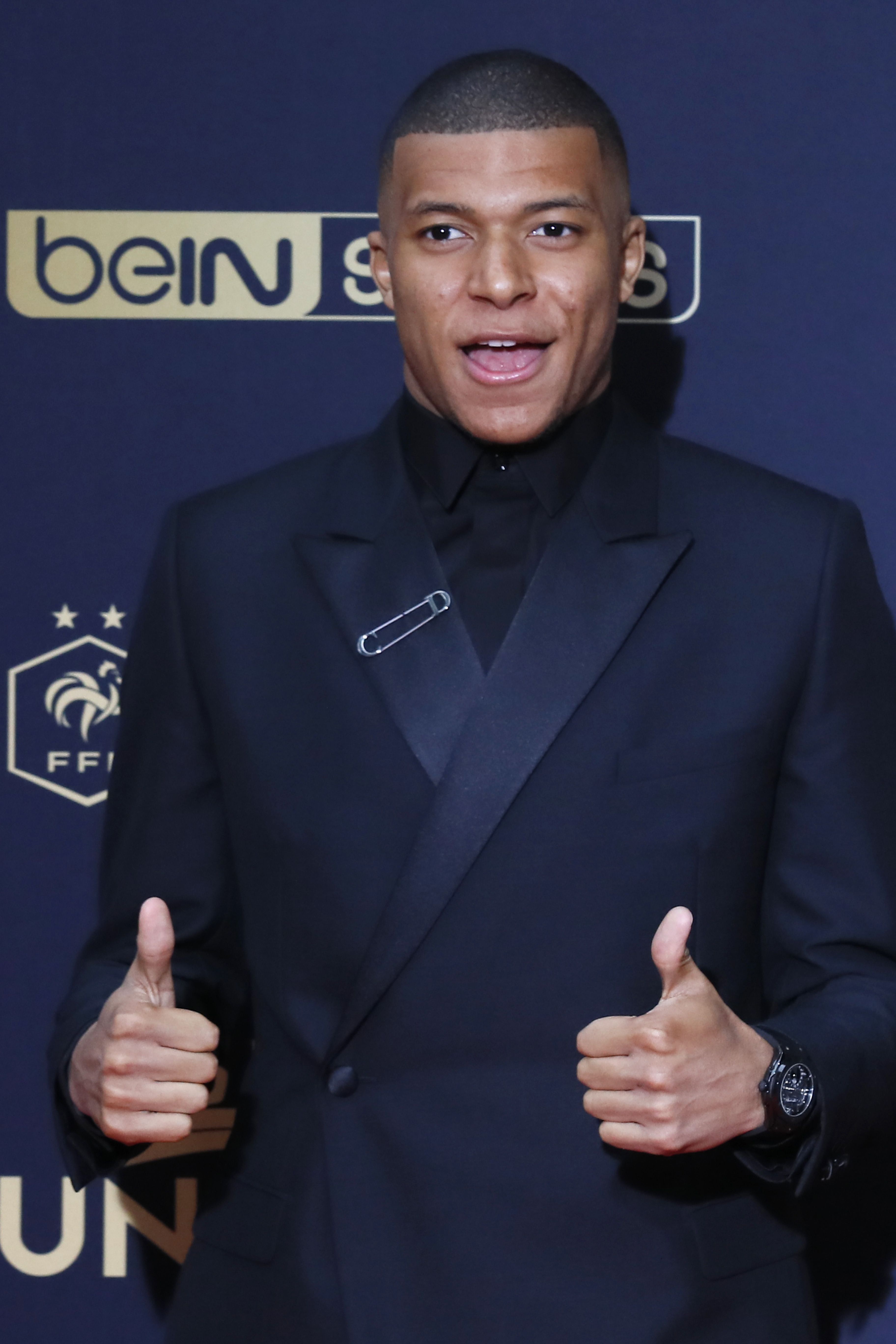 每体：法兰克福球迷有1000人无门票想混进场，被安保当时驱离（每体：约千名法兰克福无票球迷欲闯入球场，遭安保现场驱散）