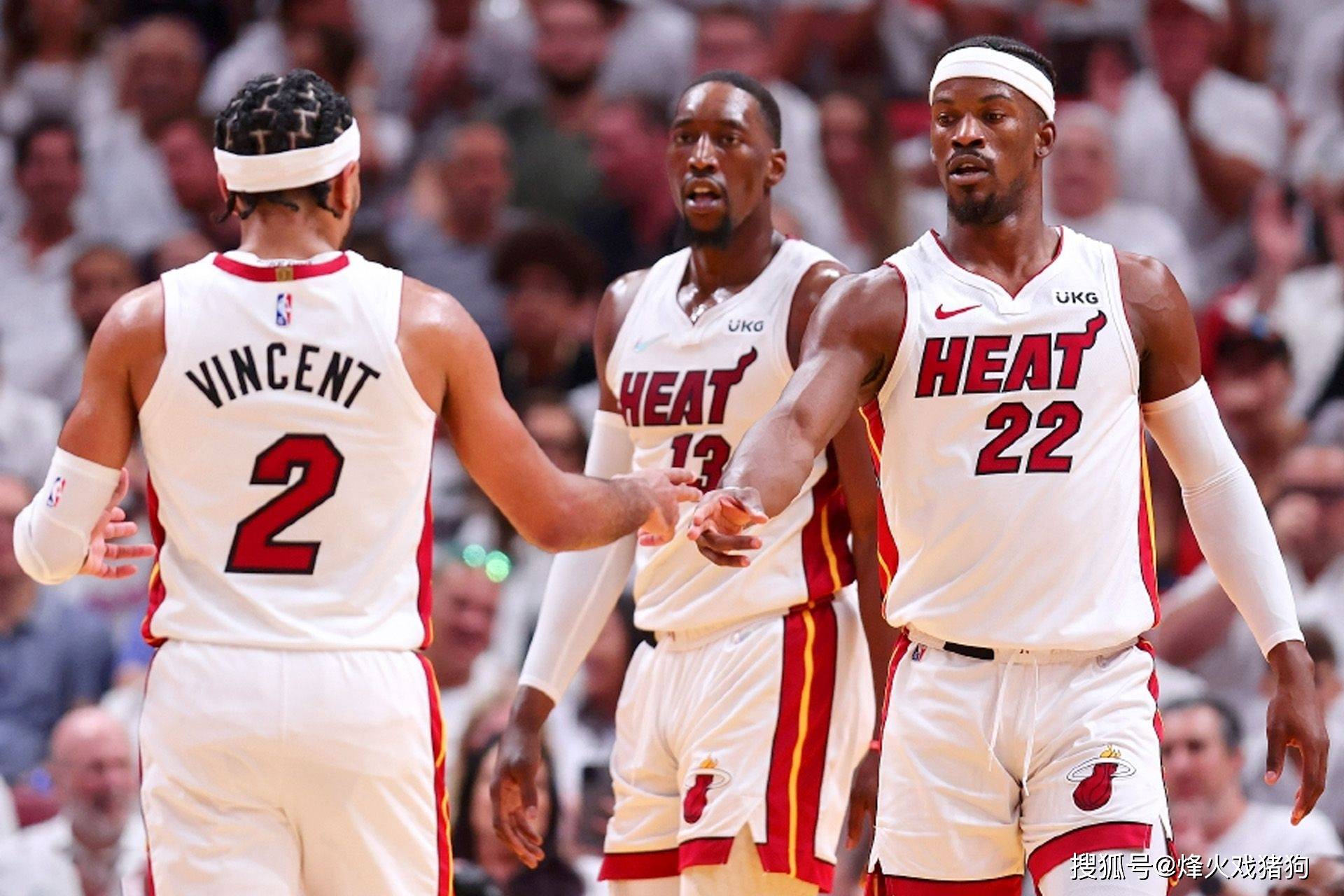 中超：上海海港主场4-1大胜深圳（中超：上海海港主场4比1击败深圳队）