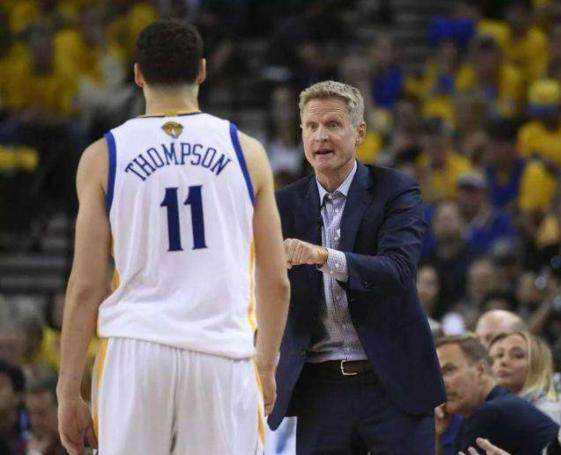 皇马：“嘿，你的益达。”利物浦：“不，是你的益达。”（皇马：“给，你的益达。”利物浦：“不对，还是你的。”）