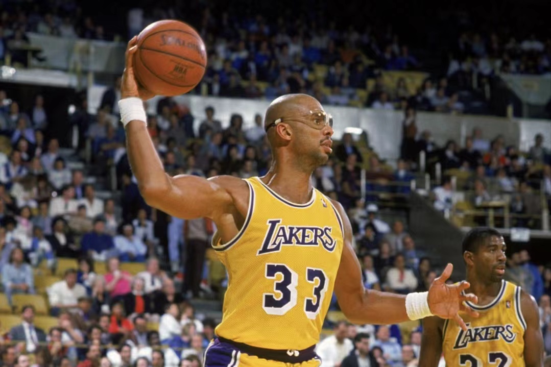 香港球迷：哲凯赖什登场令人激动！（香港球迷：哲凯赖什出场瞬间点燃全场）